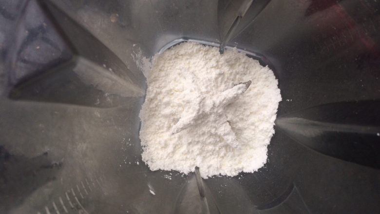 自制糖粉,先把玉米淀粉倒入破壁机桶中。