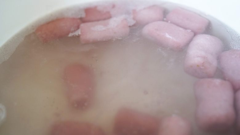 粉粉的芋圆,锅中烧热水煮粉芋圆，煮到芋圆外层有透亮的感觉。