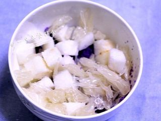 紫薯沙拉船,梨切丁、柚子撕撕。