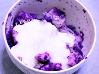 紫薯沙拉船,加入酸奶，搅拌均匀。