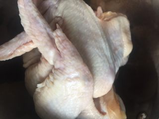 坤博砂锅之烤鸡翅,鸡翅清洗干净，沥干水分待用 。