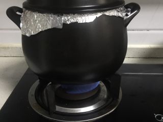 坤博砂锅之烤鸡翅,开中火烤5分钟转小火15分钟闷10分钟。