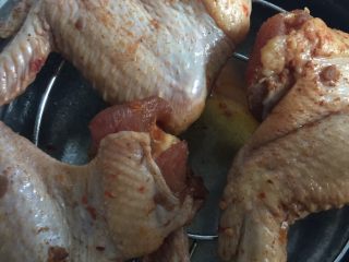 坤博砂锅之烤鸡翅, 把腌好的鸡翅用厨房纸都擦干待用。