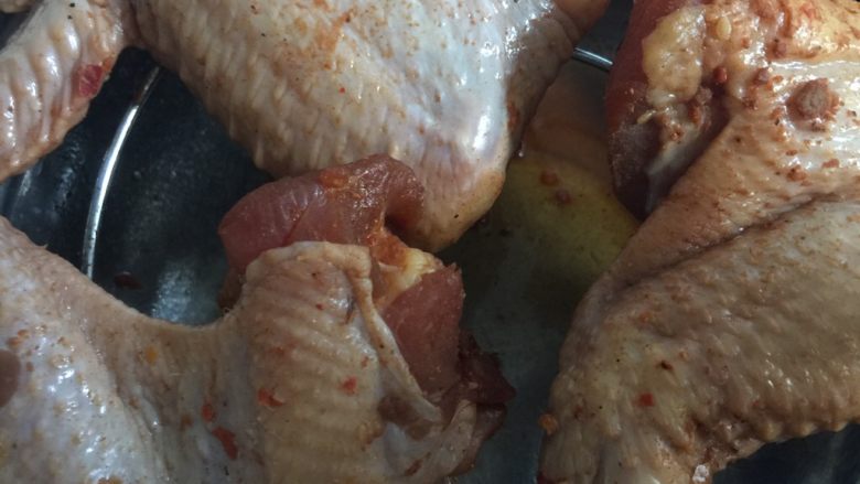 坤博砂锅之烤鸡翅, 把腌好的鸡翅用厨房纸都擦干待用。