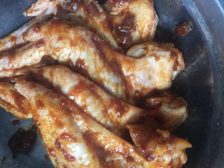 坤博砂锅之烤鸡翅,把调好的酱料均匀的涂抹在鸡翅上。