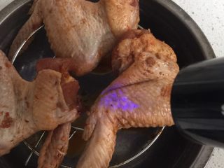 坤博砂锅之烤鸡翅,再用吹风机吹吹，保证鸡翅干燥，烤出来香。