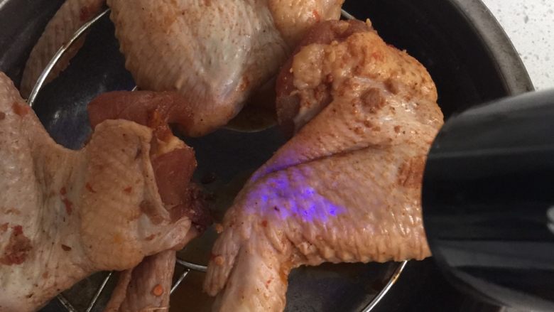坤博砂锅之烤鸡翅,再用吹风机吹吹，保证鸡翅干燥，烤出来香。