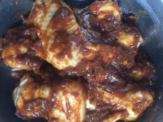 坤博砂锅之烤鸡翅,把全部涂抹好的鸡翅放碗里，腌制4个小时。 