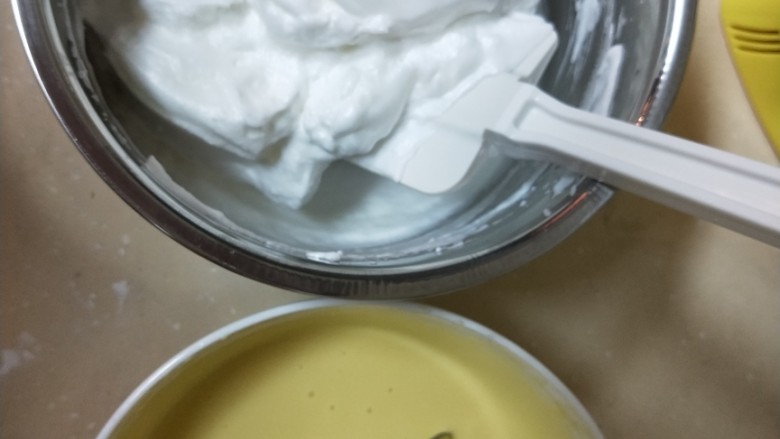 糯米戚风蛋糕,提前打开烤箱预热150度，把蛋白霜和蛋黄糊混合翻拌均匀