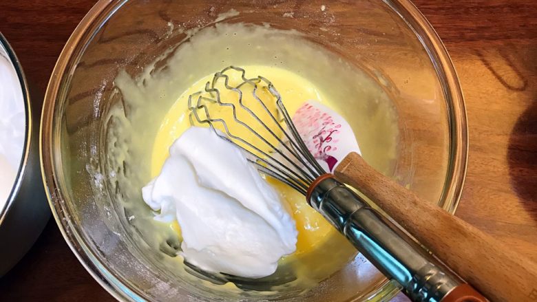 童趣美味《花花牛戚风蛋糕》【蛋糕】,四分之一蛋白，放入蛋黄糊中，用打蛋器搅拌均匀，微微有点消泡，没事的。搅拌均匀后，再放入剩下蛋白的三分之一，用刮刀搅拌均匀。