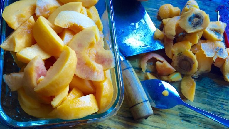 自制黄桃罐头,用勺子掏出核，然后切小块，可以按自己喜好大小