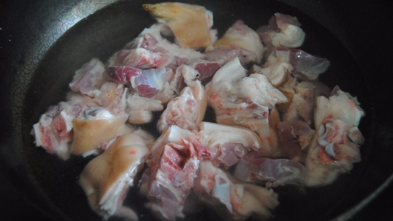 莲藕猪蹄汤,放入冷水中，煮沸