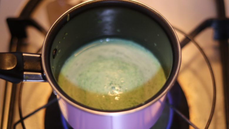 火龙果慕斯,同时抹茶加牛奶搅拌均匀,小火加热沸腾后离火.