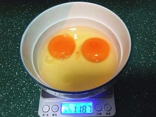 蒸火腿肠鸡蛋盅,鸡蛋打入碗中搅匀