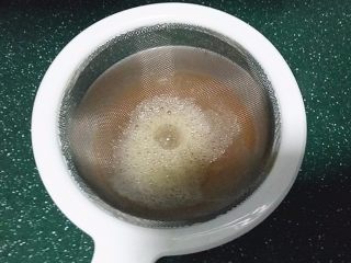 蒸火腿肠鸡蛋盅,过筛二遍、滤出大气泡