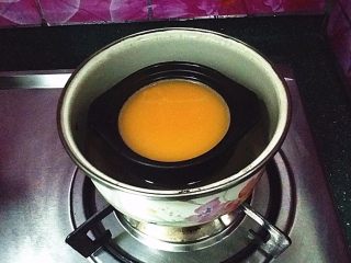 蒸火腿肠鸡蛋盅,锅中水开后放入小炖盅，加盖转中大火