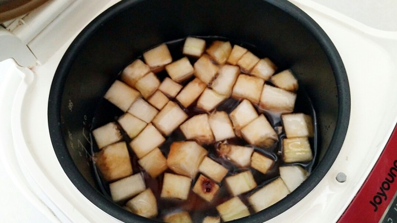 生姜冬瓜饮,内胆放进电饭煲，开启煲汤功能，煲半个小时。