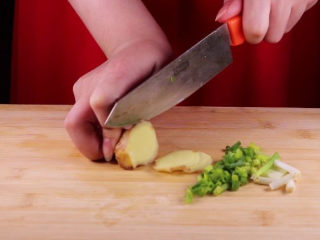 家常红烧肉的正确做法，做法简单又香又美味,取一小颗葱，将葱切成小段。姜切片备用。