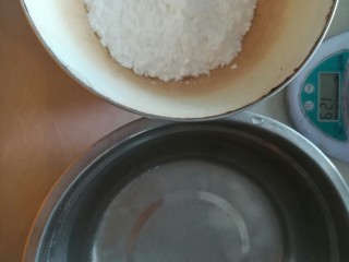 刮凉粉,称取豌豆淀粉五十克，清水五百克。