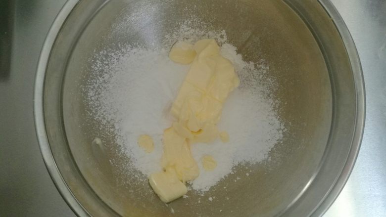 酥皮樱桃纸杯蛋糕,黄油室温软化，加入糖粉和盐，用电动打蛋器搅打至颜色发白，体积变大