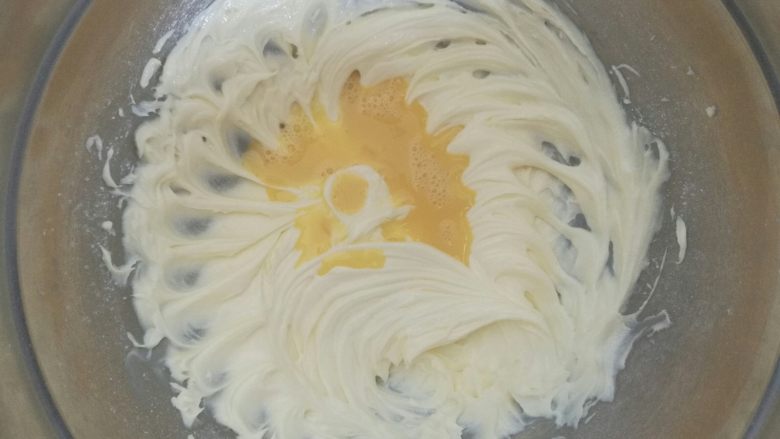 酥皮樱桃纸杯蛋糕,分次加入室温蛋液，每次加少量，打发均匀了再加下一次，这样不容易油水分离