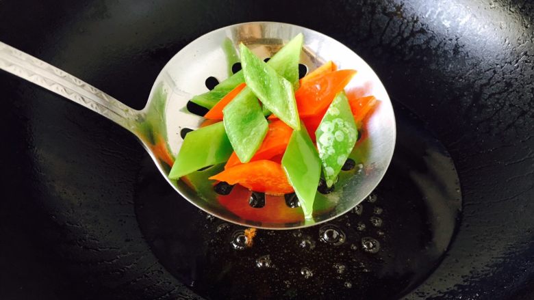 私房创意菜 麻花鸡柳,把青红椒放在笊篱里，像海底捞月一样在关了火后的油锅里“捞”一下。
这个过程是为了让青红椒断生。
如果决定麻烦，这个步骤也可以略去。
