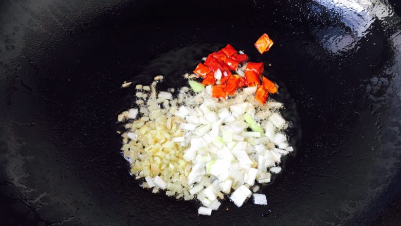 私房创意菜 麻花鸡柳,锅里留底油，放入葱花、姜末、干辣椒爆香。