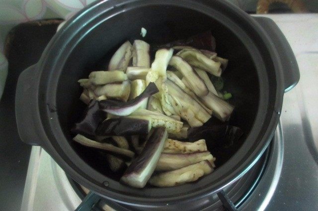 肉沫茄子煲,把蒸好的茄子拿出放砂锅中，盖上盖子小火煨