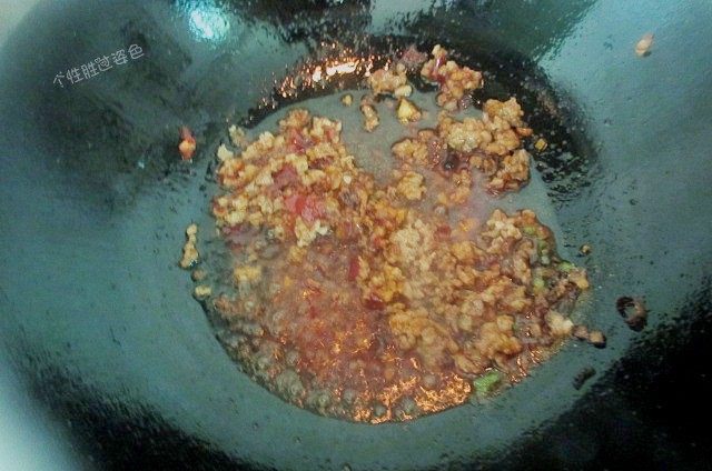 肉沫茄子煲,等看到肉馅的颜色变白了，倒1勺的料酒、五香粉、鸡精、酱油、糖继续翻炒，除肉腥味