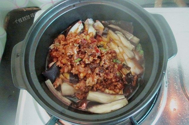 肉沫茄子煲,把炒熟的肉馅倒入茄子砂锅里，用筷子搅拌一下，然后中小火煲3分钟即可