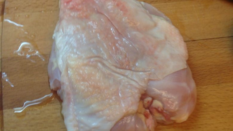 鐵板燒雞排,雞胸肉一塊洗淨瀝乾