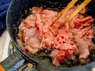 铁板孜然牛肉,待炸油条的油温降至五六成热时，将腌制好的牛肉下入，快速滑熟捞出
