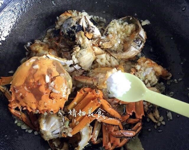 蒜泥螃蟹,把油炸过的螃蟹下锅一起翻炒，根据家人口味加少许盐