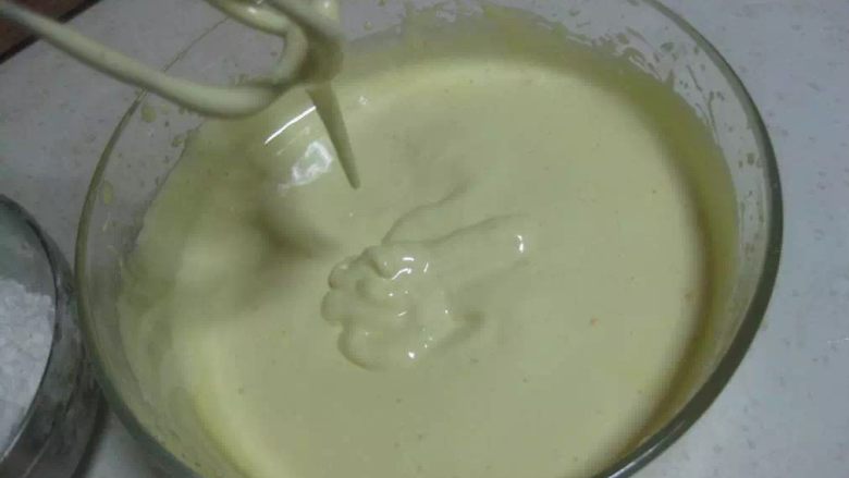 鸡蛋饼干,然后打到打蛋器提起来滴落的蛋液不会马上消失，打蛋器上的蛋液不会很快滴落就可以了。