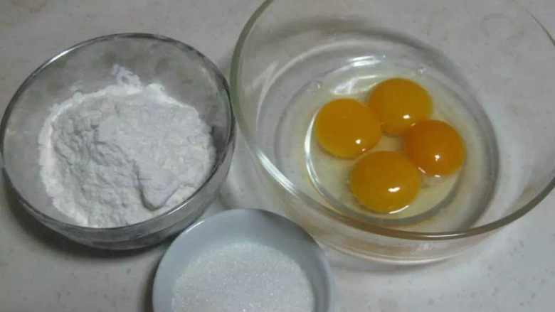 鸡蛋饼干,所需材料，低筋粉过筛备用，无油无水的碗，放入全部鸡蛋。鸡蛋总量90g。