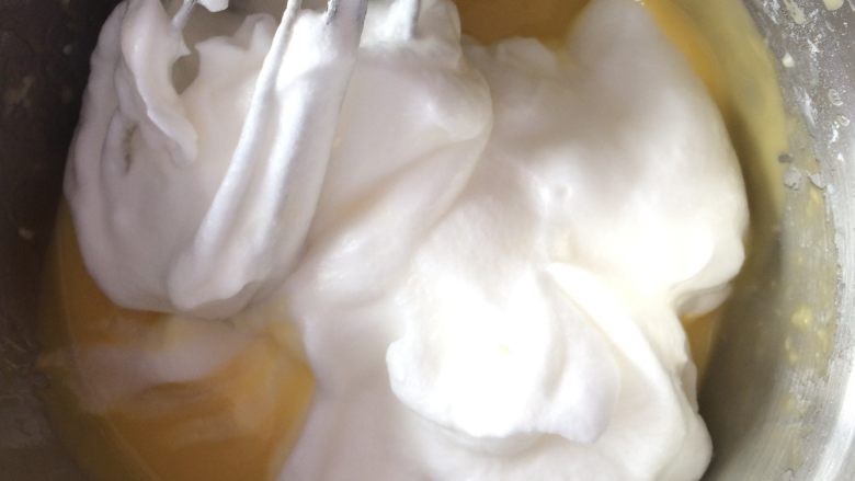 炫彩蛋糕卷,取三分之一的打发好的蛋白霜倒入蛋黄糊内，用切拌和翻拌的手法拌均匀，倒回到剩余的三分之二的蛋白霜内，继续拌均匀。