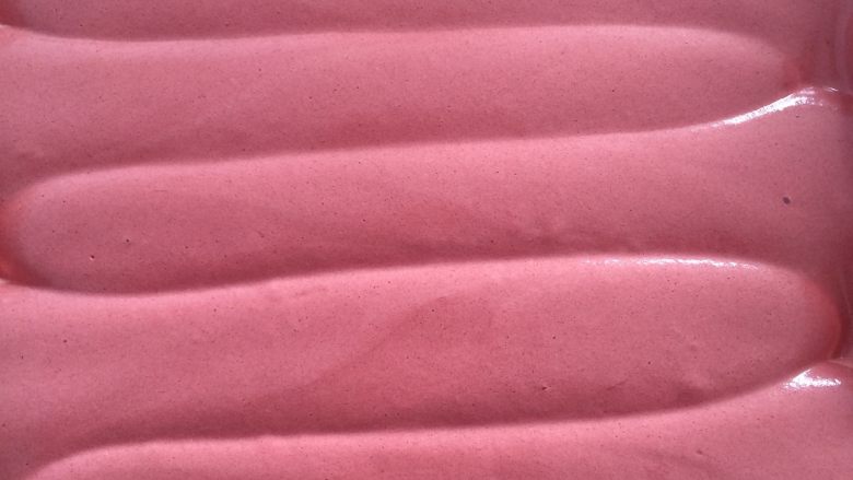 炫彩蛋糕卷,用食指在面糊上画出连续的S形状，手指要插到面糊最底层。