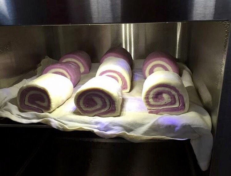双色紫薯馒头,双色卷放进去搁置金属架上