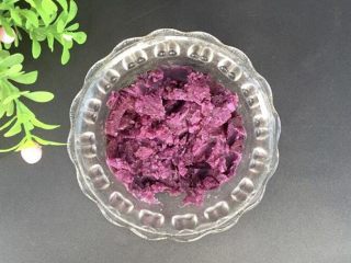 双色紫薯馒头,紫薯100g蒸熟，用勺子按压至泥状