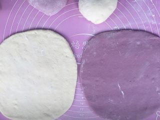 双色紫薯馒头,紫色、白色面团分别分成均等两份，擀至均等面片，最好厚度也差不多