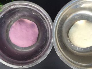 双色紫薯馒头,紫薯面团：150g面粉+100g紫薯泥+3g酵母+适量温水和面成软硬适中的光滑面团
白色面团：200g面粉+2g酵母+适量温水和面揉成软硬适中的光滑面团