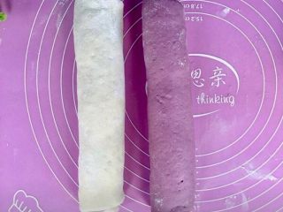 双色紫薯馒头,分别卷好，我卷了两张颜色（花样多宝贝更喜欢）