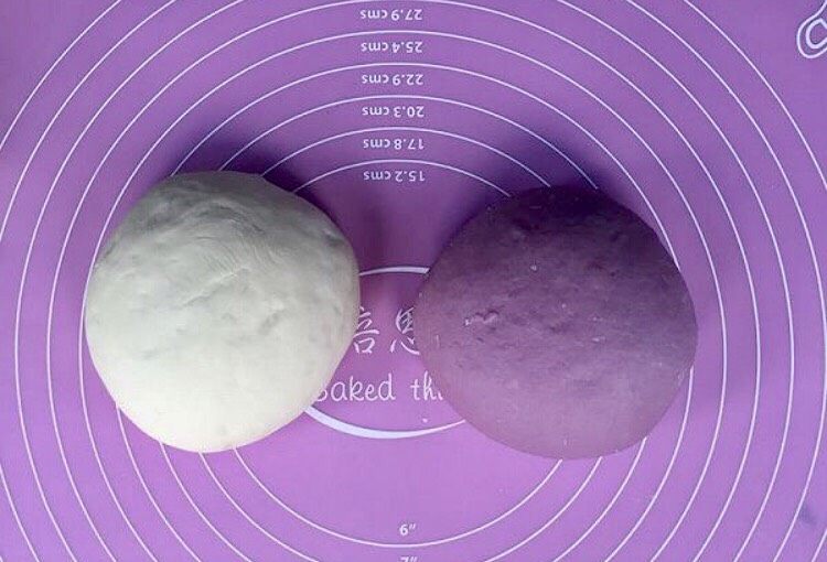 双色紫薯馒头,取出分别揉成光滑的面团