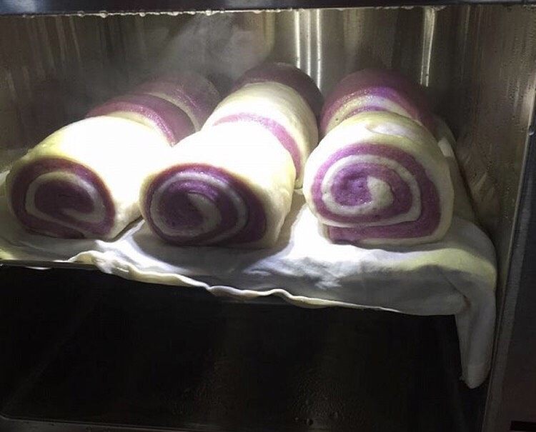 双色紫薯馒头,哇哦，一个个胖乎乎的双色紫薯卷太有食欲了