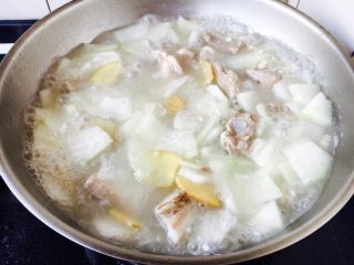 冬瓜薏仁排骨汤,最后放入冬瓜片，放适量的盐调味，锅里的汤再次开了即可。