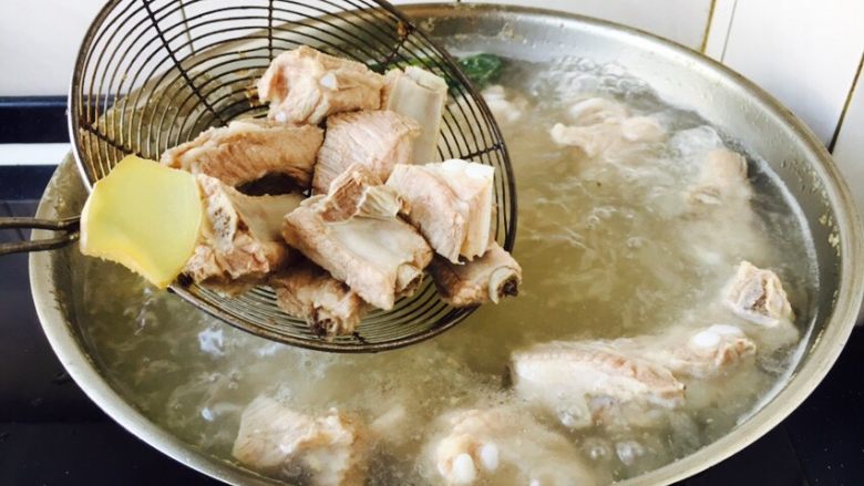 冬瓜薏仁排骨汤,水开以后，再煮约5分钟左右，捞出肋骨备用。
