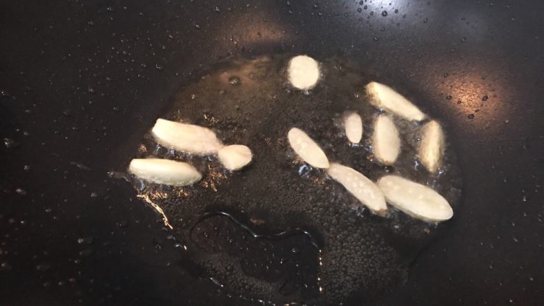 超满足便当（20）,把腊肠捞出 剩油在锅里 加入蒜片爆香
