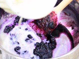 蓝莓慕斯,冷却的果酱是果冻状，吉利丁液加入蓝莓果酱中。