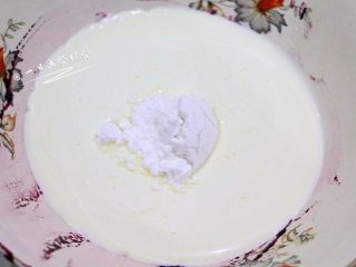 蓝莓慕斯,另一打蛋盆淡奶油中加入糖粉打到七成发，也就是能看到纹路但是淡奶油是可流动的那种。将混合了吉利丁液的蓝莓糊分三次加入打到七成发的淡奶油中混合。