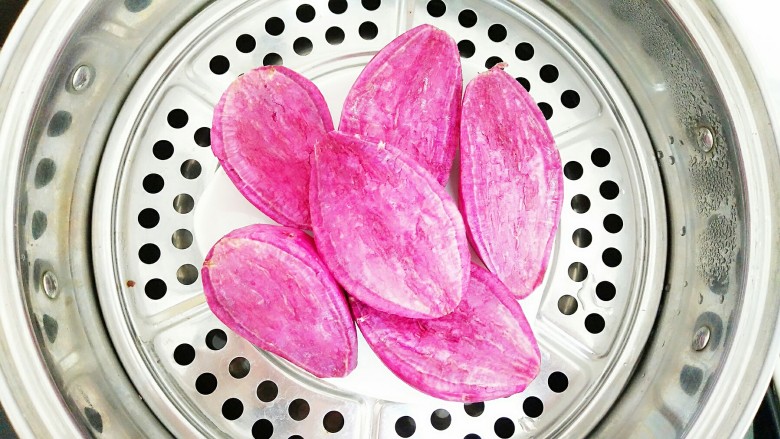 紫薯玉米千层糕,紫薯放入蒸锅蒸20分钟左右！